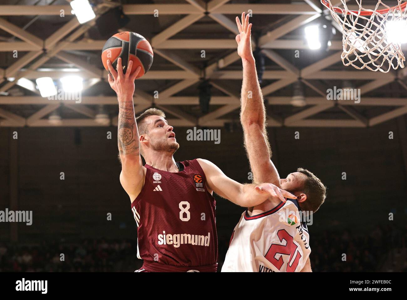 Matthew Costello (Baskonia Vitoria-Gasteiz, n. 24) versucht Dino Radoncic (Bayern Basketball, n. 8) zu blocken. GER, FC Bayern Basketball vs. Baskonia Vitoria-Gasteiz, Basket, EuroLeague, Saison 2023/2024, 30.01.2024, foto: Eibner-Pressefoto/Marcel Engelbrecht Foto Stock