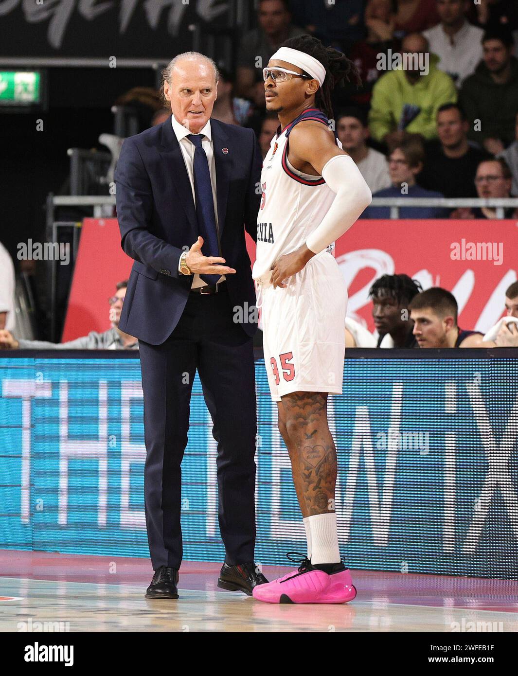 Dusko Ivanovic (Baskonia Vitoria-Gasteiz, Cheftrainer) gibt Anweisungen an Chima Moneke (Baskonia Vitoria-Gasteiz, n. 95). GER, FC Bayern Basketball vs. Baskonia Vitoria-Gasteiz, Basket, EuroLeague, Saison 2023/2024, 30.01.2024, foto: Eibner-Pressefoto/Marcel Engelbrecht Foto Stock