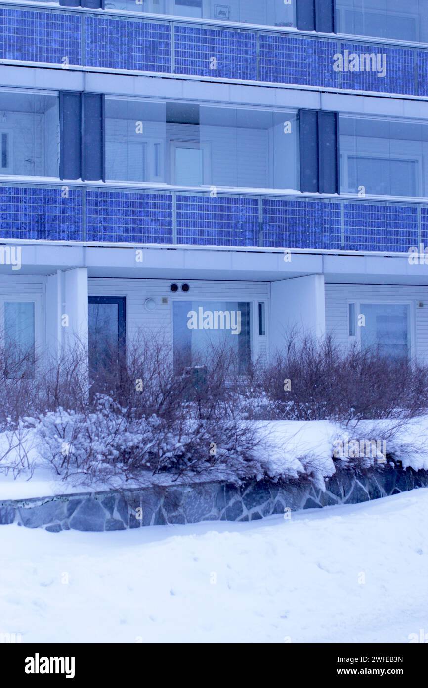 Pannelli solari in inverno a Viikki, Helsinki, Finlandia Foto Stock