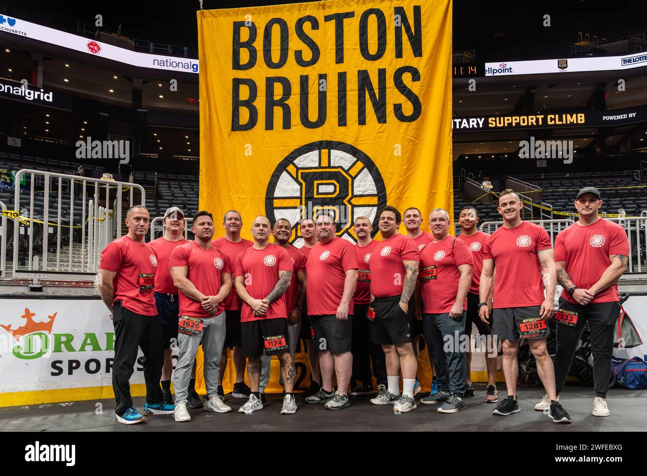 Gruppo in posa per suonare la campana all'ottava edizione del BFit Challenge, organizzato dalla Boston Bruins Foundation. Foto Stock