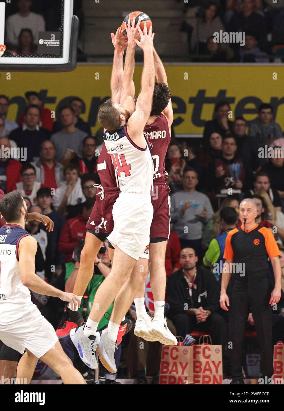 Leandro Bolmaro (Bayern Basketball, n. 10) behauptet den Ball. GER, FC Bayern Basketball vs. Baskonia Vitoria-Gasteiz, Basket, EuroLeague, Saison 2023/2024, 30.01.2024, foto: Eibner-Pressefoto/Marcel Engelbrecht Foto Stock