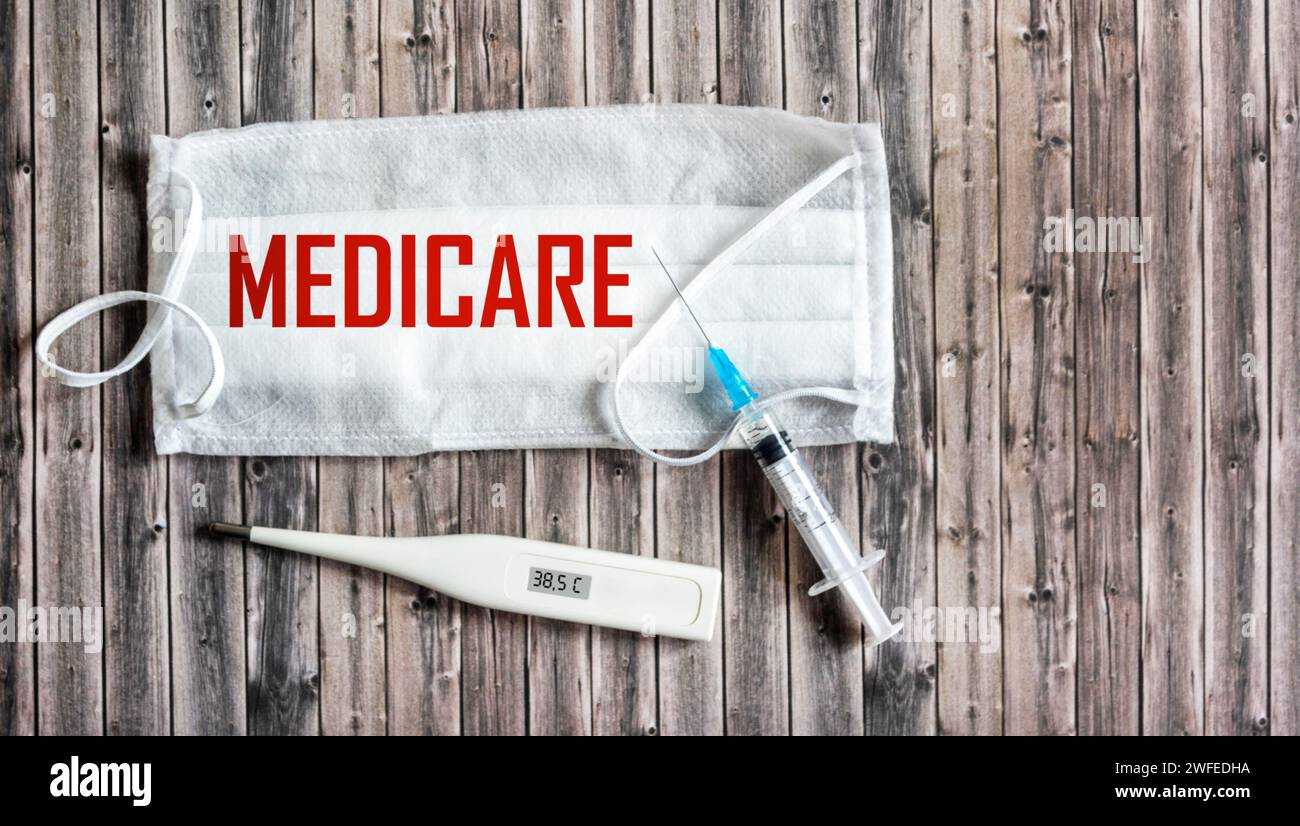 Maschera medica con il testo CURE MEDICHE su uno sfondo di legno. Concetto medico. Foto Stock