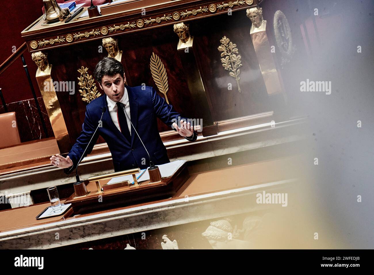 Parigi, Francia. 30 gennaio 2024. © Antonin Burat/le Pictorium/MAXPPP - Parigi 30/01/2024 Antonin Burat/le Pictorium - 30/01/2024 - Francia/Ile-de-France/Parigi - le Premier ministre Gabriel Attal prononce son discours de politique generale devant l'Assemblee nationale, le 30 janvier 2024. Il primo ministro Gabriel Attal pronuncia il suo discorso di politica generale davanti all'Assemblea nazionale francese, il 30 gennaio 2024. - Valeurs ACtuelles Out, no jdd, jdd Out, RUSSIA OUT, NO RUSSIA #norussia/30/01/2024 - Francia/Ile-de-France (regione)/Parigi - credito: MAXPPP/Alamy Live News Foto Stock