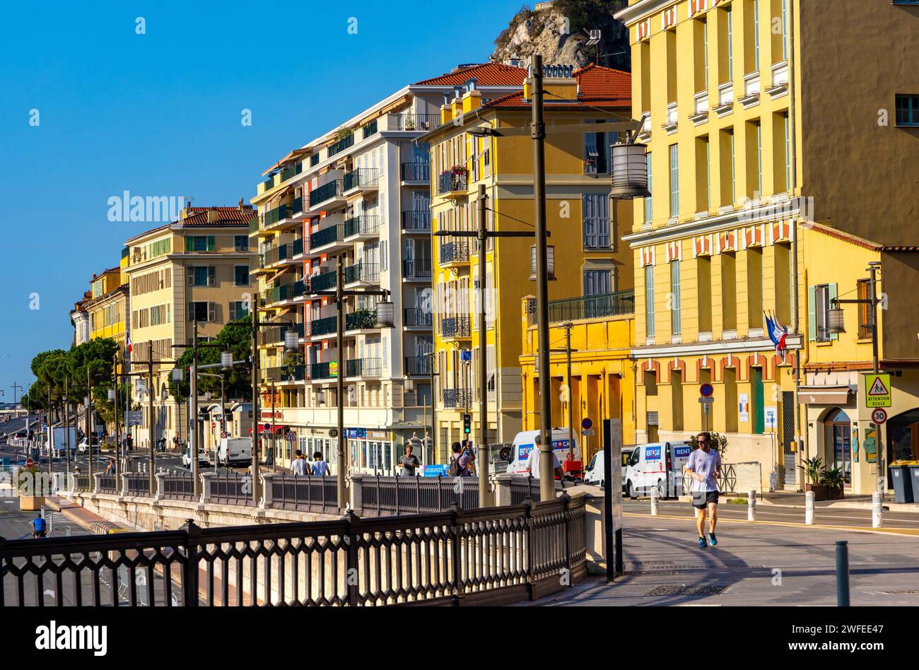 Nizza, Francia - 5 agosto 2022: Case colorate lungo Quai Papacino strada nel porto storico di Nizza e yacht marina quartiere sulla Costa Azzurra Foto Stock