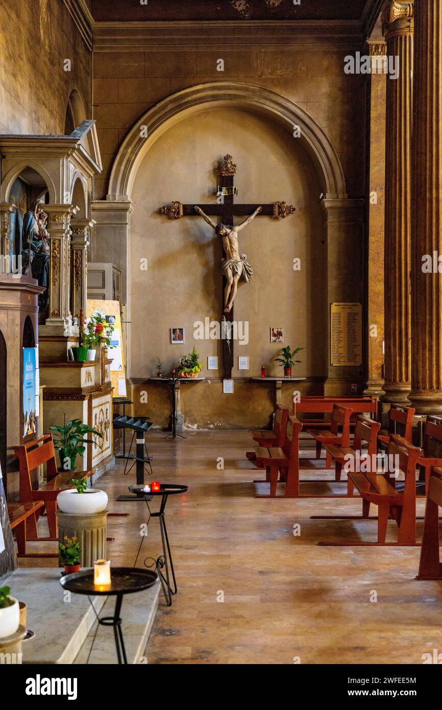 Nizza, Francia - 5 agosto 2022: Navata cappella di nostra Signora del Porto Chiesa Eglise Notre Dame du Port nel porto storico di Nizza e yacht marina quartiere su p. Foto Stock