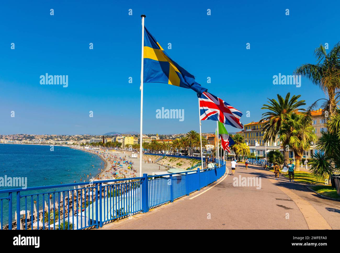 Nizza, Francia - 5 agosto 2022: PROM des Anglais boulevard lungo la spiaggia di Nizza e la costa del Mar Mediterraneo sulla Costa Azzurra Costa Azzurra Foto Stock