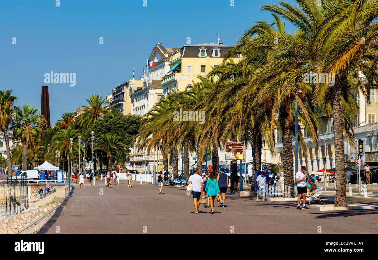 Nizza, Francia - 5 agosto 2022: PROM des Anglais boulevard lungo la spiaggia di Nizza e la costa del Mar Mediterraneo sulla Costa Azzurra Costa Azzurra Foto Stock