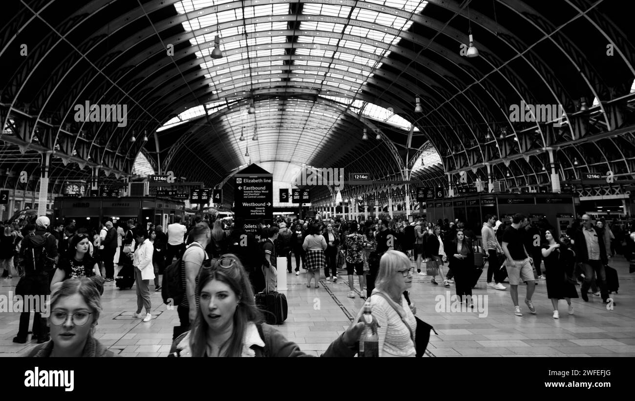 Ora di punta alla stazione di Paddington, piena di pendolari e persone che prendono i treni Foto Stock