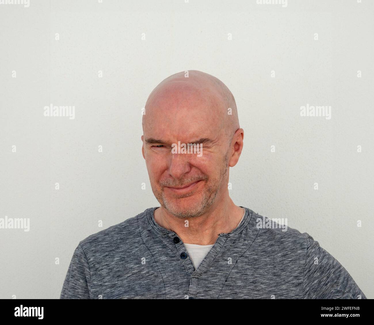 ritratto di un uomo calvo che si infila al sole Foto Stock