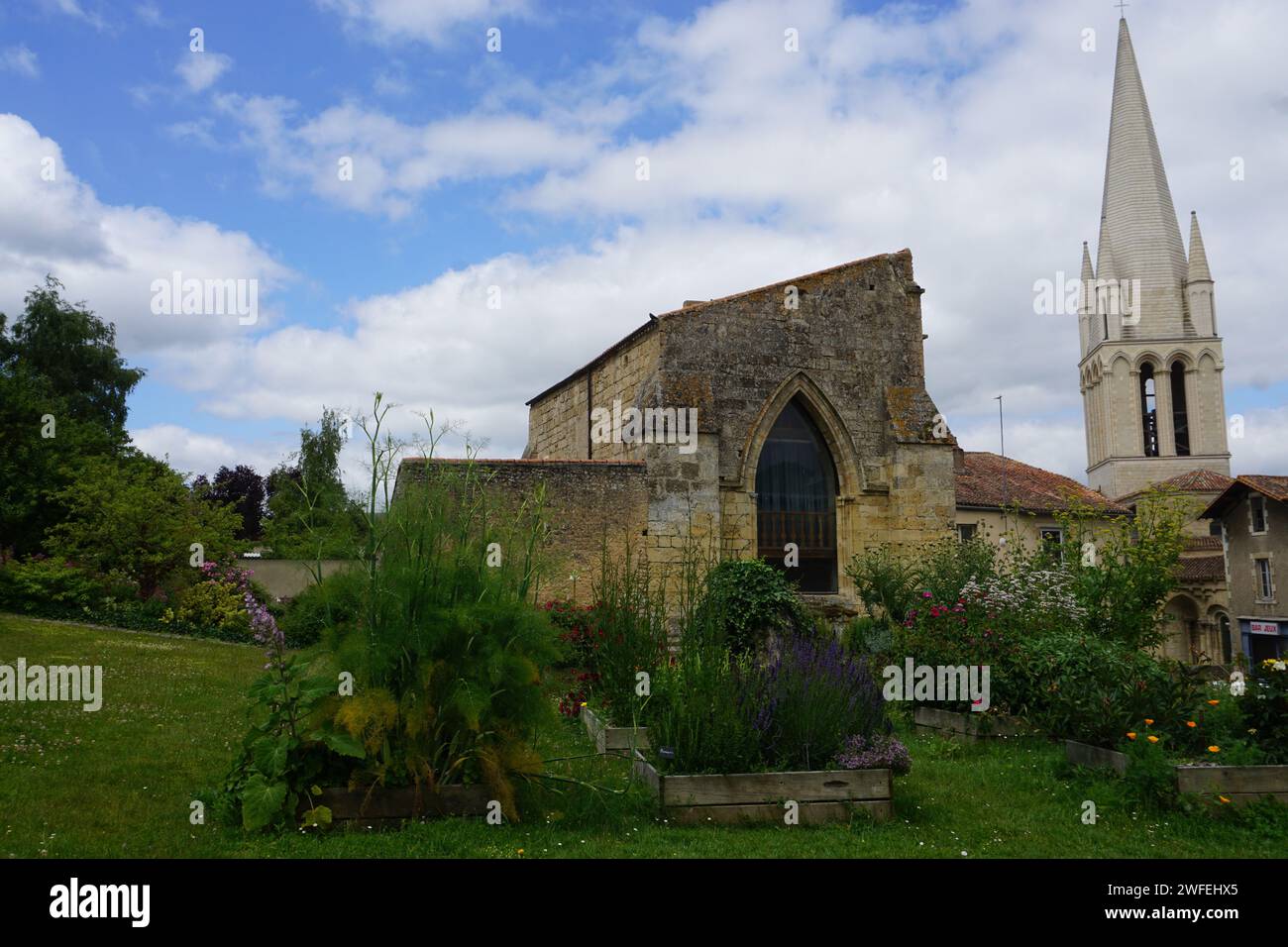 Vecchia chiesa in pietra convertita in una casa a Vandea, costa occidentale della francia Foto Stock