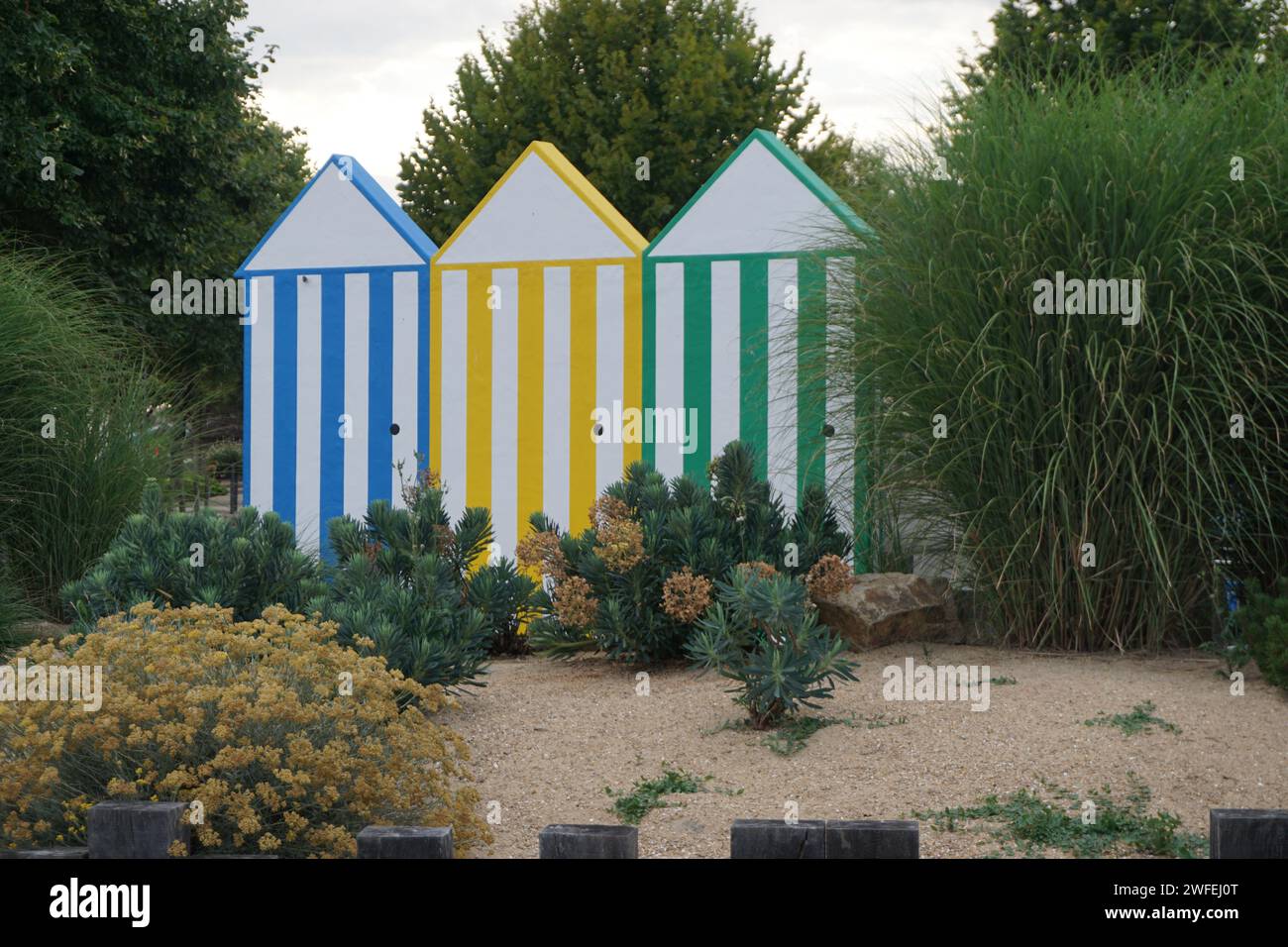 Colorate capanne sulla spiaggia di Vandea, costa occidentale della francia Foto Stock