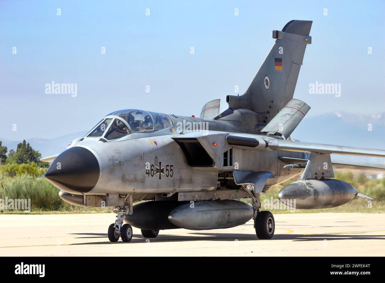 Panavia Tornado bombardiere dell'Aeronautica militare tedesca che rullava dopo l'atterraggio alla base aerea di Saragozza. Saragozza, Spagna - 20 maggio 2016 Foto Stock