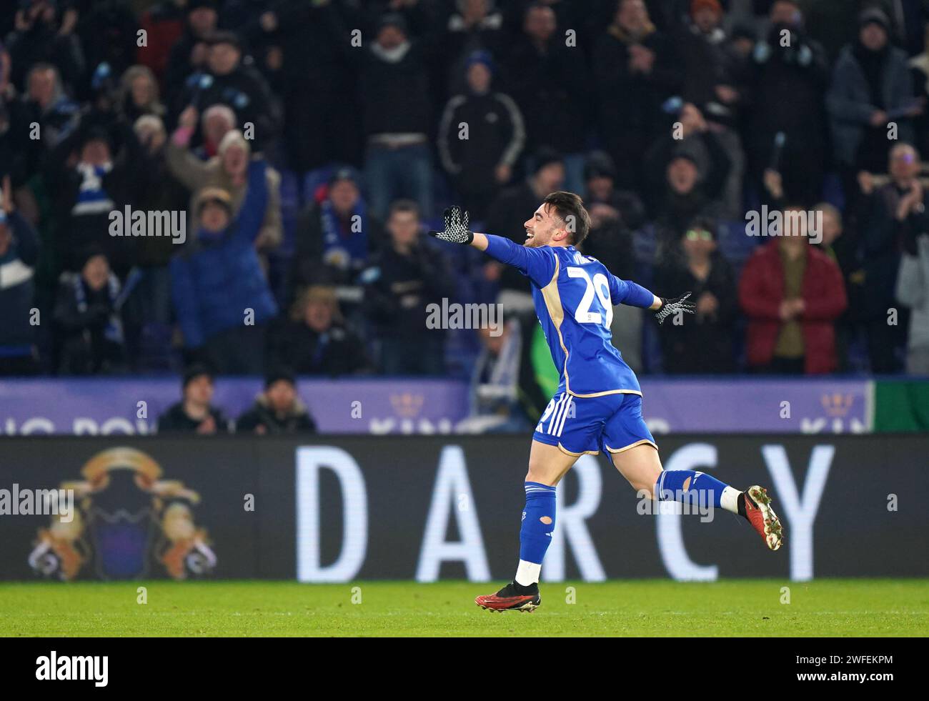 Yunus Akgun di Leicester City celebra il terzo gol della loro squadra durante la partita del campionato Sky Bet al King Power Stadium di Leicester. Data immagine: Martedì 30 gennaio 2024. Foto Stock