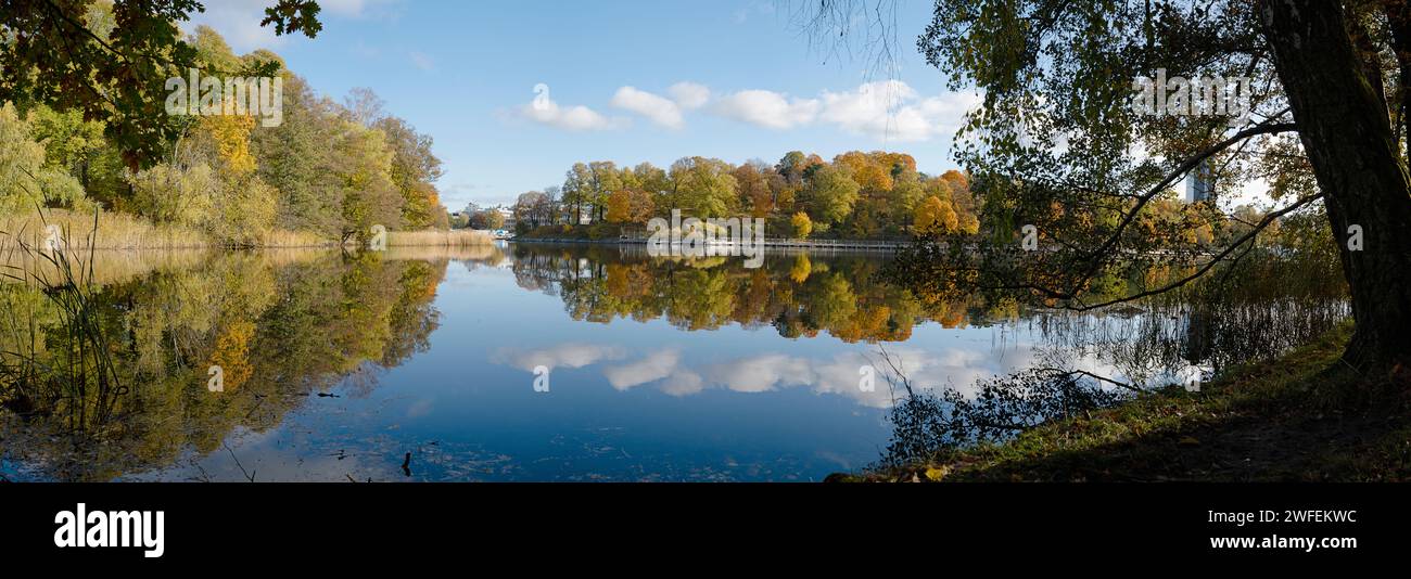 Vista a Brunnsviken, al parco Bellevue e al Wenner-Gren Center, Stoccolma, Svezia Foto Stock