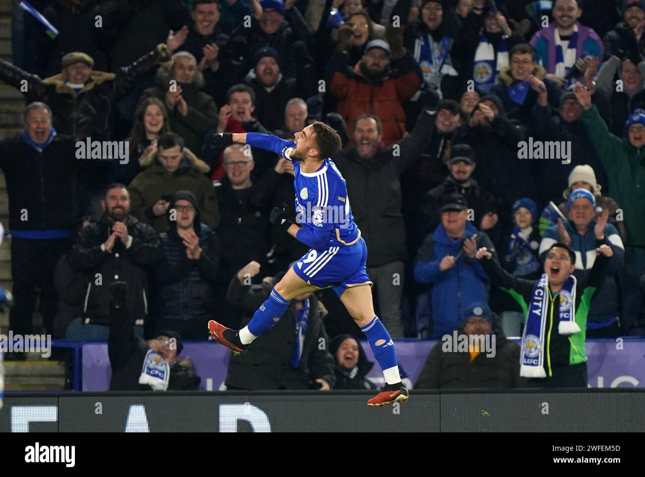 Yunus Akgun di Leicester City celebra il terzo gol della loro squadra durante la partita del campionato Sky Bet al King Power Stadium di Leicester. Data immagine: Martedì 30 gennaio 2024. Foto Stock