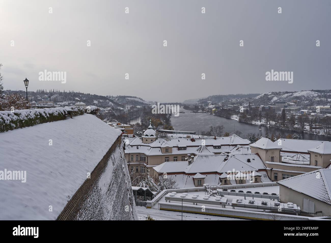 Praga, Repubblica Ceca - 3 dicembre 2023 - Inverno nella città di Praga. Vista sui tetti innevati di Praga. Vista da Vysehrad Foto Stock