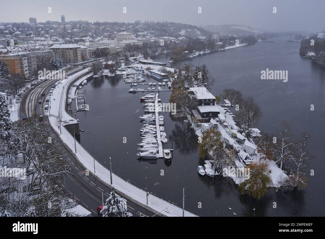 Praga, Repubblica Ceca - 3 dicembre 2023 - Inverno nella città di Praga. Vista sui tetti innevati di Praga. Vista da Vysehrad Foto Stock