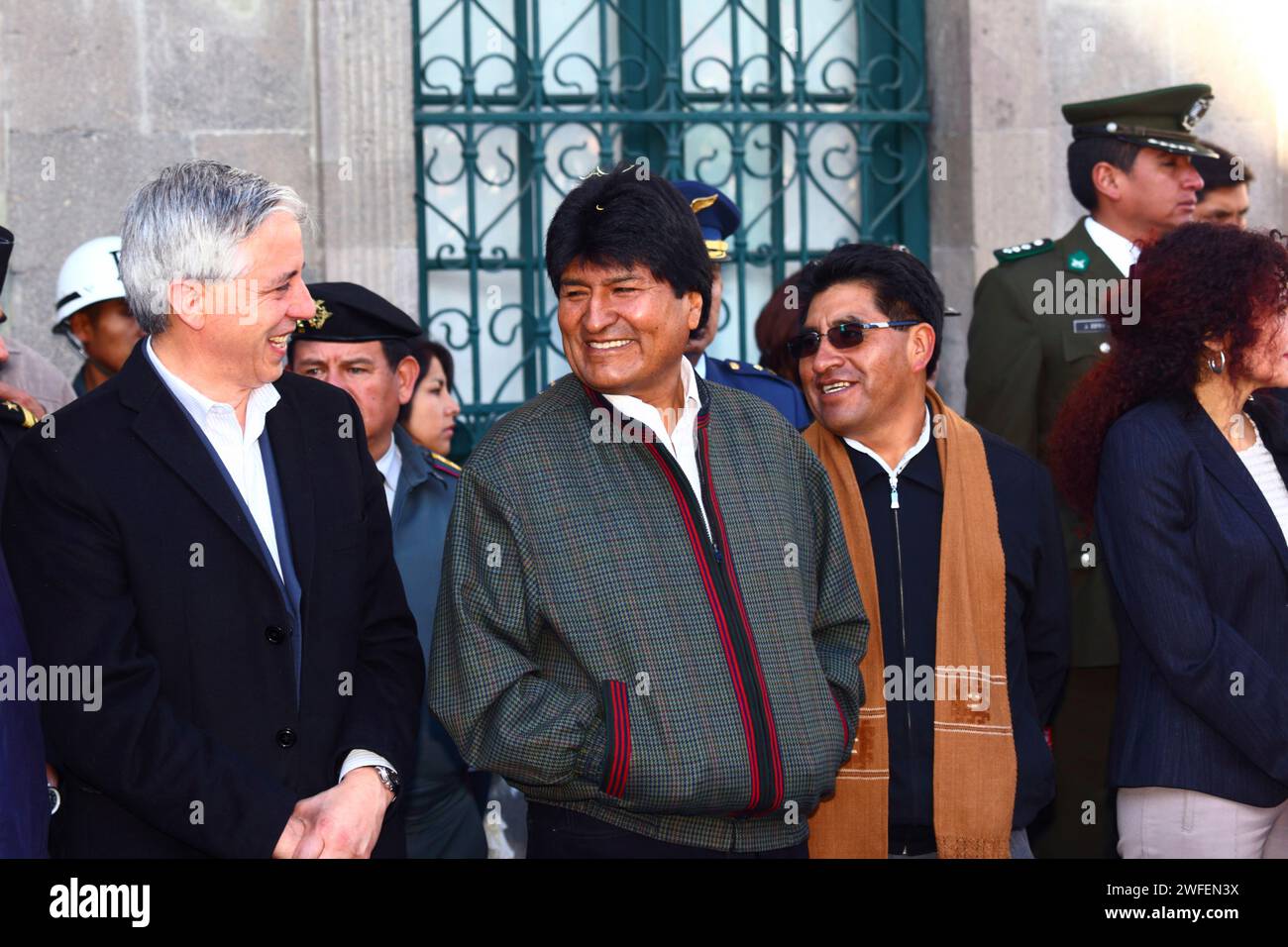 La Paz, BOLIVIA; 24 gennaio 2015. il presidente boliviano Evo Morales scherza con il vicepresidente Alvaro Garcia Linera (a sinistra) in un evento all'esterno del Palazzo Presidenziale all'inizio del festival Alasitas a la Paz. A destra di Evo (con una sciarpa marrone) c'è Cesar Cocarico, il Governatore del Dipartimento di la Paz. Foto Stock