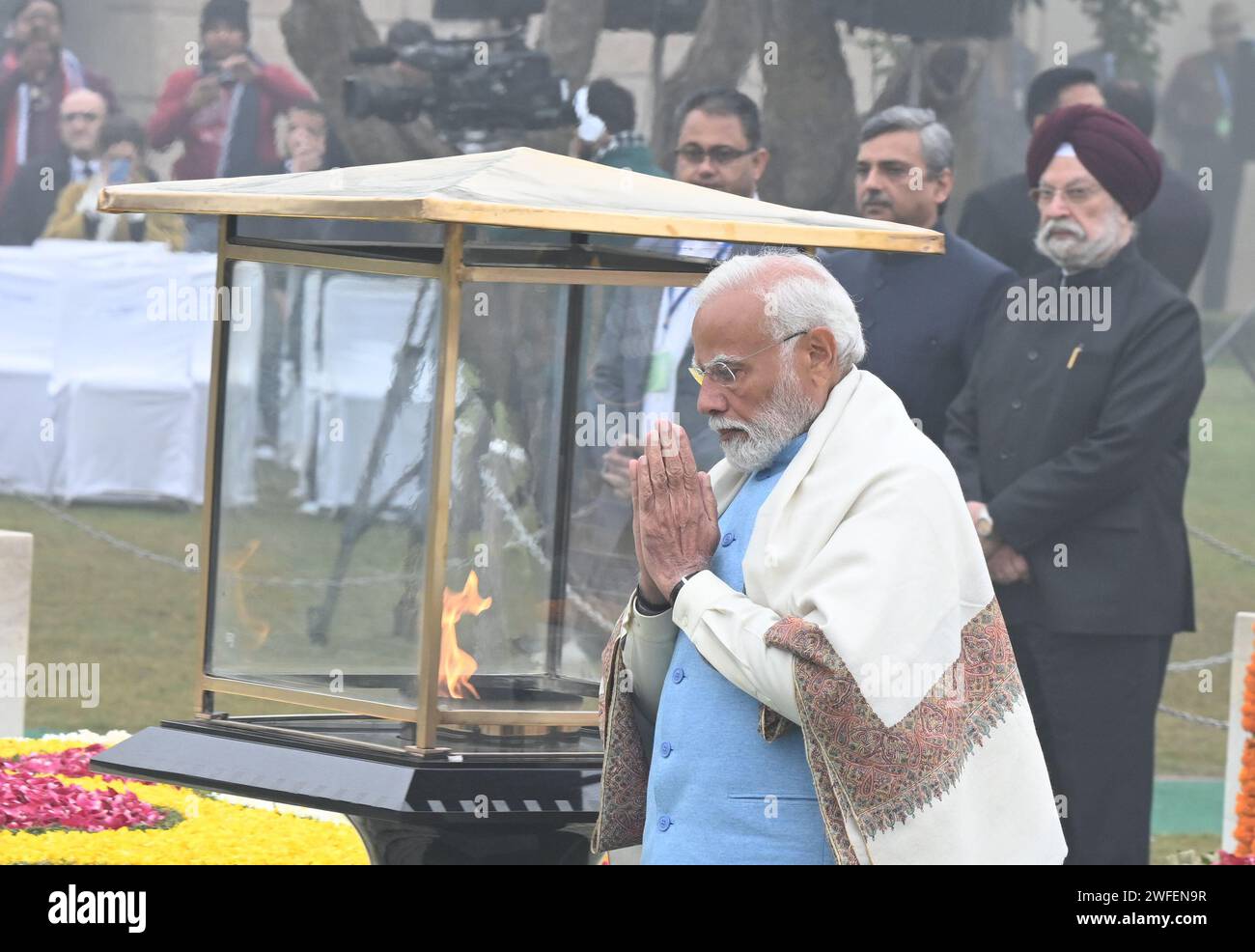 Nuova Delhi, India. 30 gennaio 2024. NUOVA DELHI, INDIA - GENNAIO 30: Il primo Ministro Narendra modi rende omaggio al Mahatma Gandhi nel suo anniversario di morte a Rajghat il 30 gennaio 2024 a nuova Delhi, India. (Foto di Sonu Mehta/Hindustan Times/Sipa USA) credito: SIPA USA/Alamy Live News Foto Stock