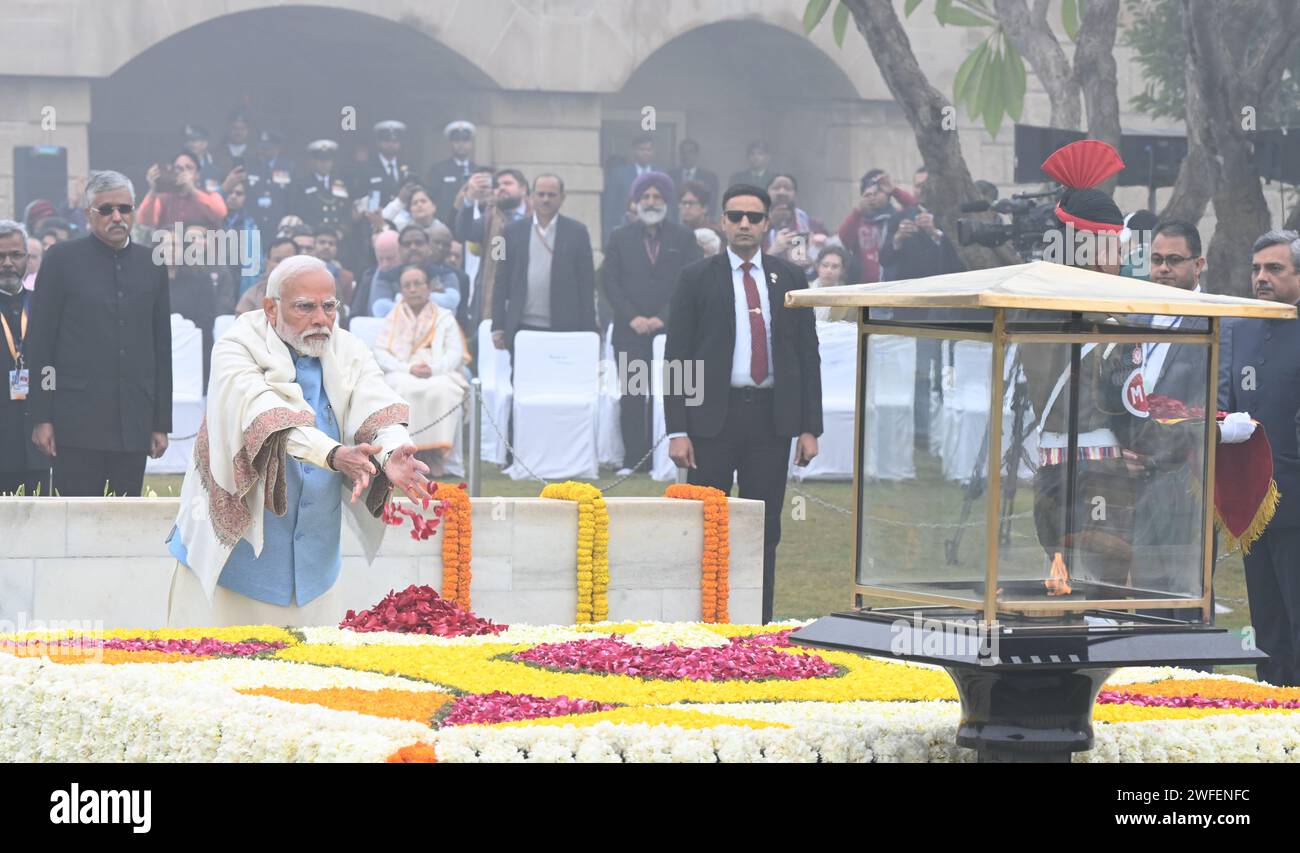 Nuova Delhi, India. 30 gennaio 2024. NUOVA DELHI, INDIA - GENNAIO 30: Il primo Ministro Narendra modi rende omaggio al Mahatma Gandhi nel suo anniversario di morte a Rajghat il 30 gennaio 2024 a nuova Delhi, India. (Foto di Sonu Mehta/Hindustan Times/Sipa USA) credito: SIPA USA/Alamy Live News Foto Stock