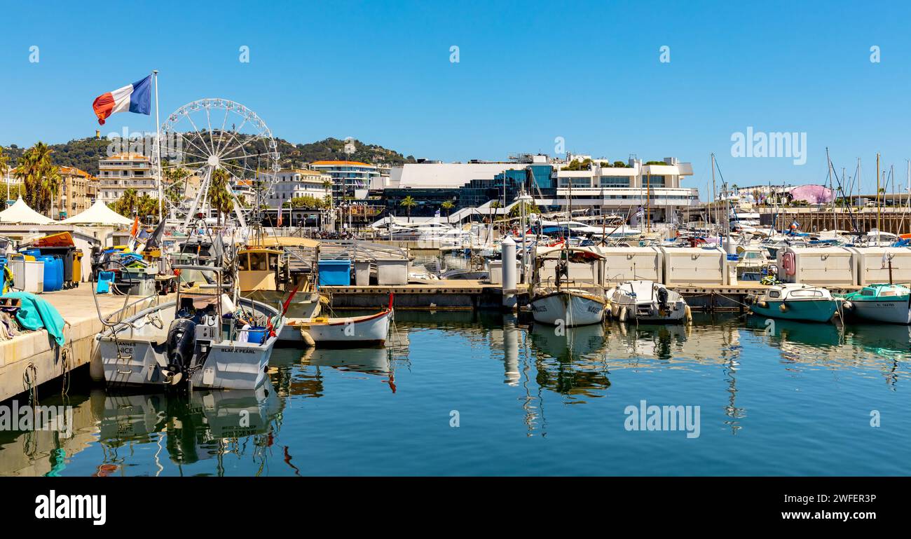 Cannes, Francia - 31 luglio 2022: Centro di Cannes con porto per yacht e porticciolo e festival del cinema Palazzo dei Festival e Congressi in Boulevard de la Foto Stock