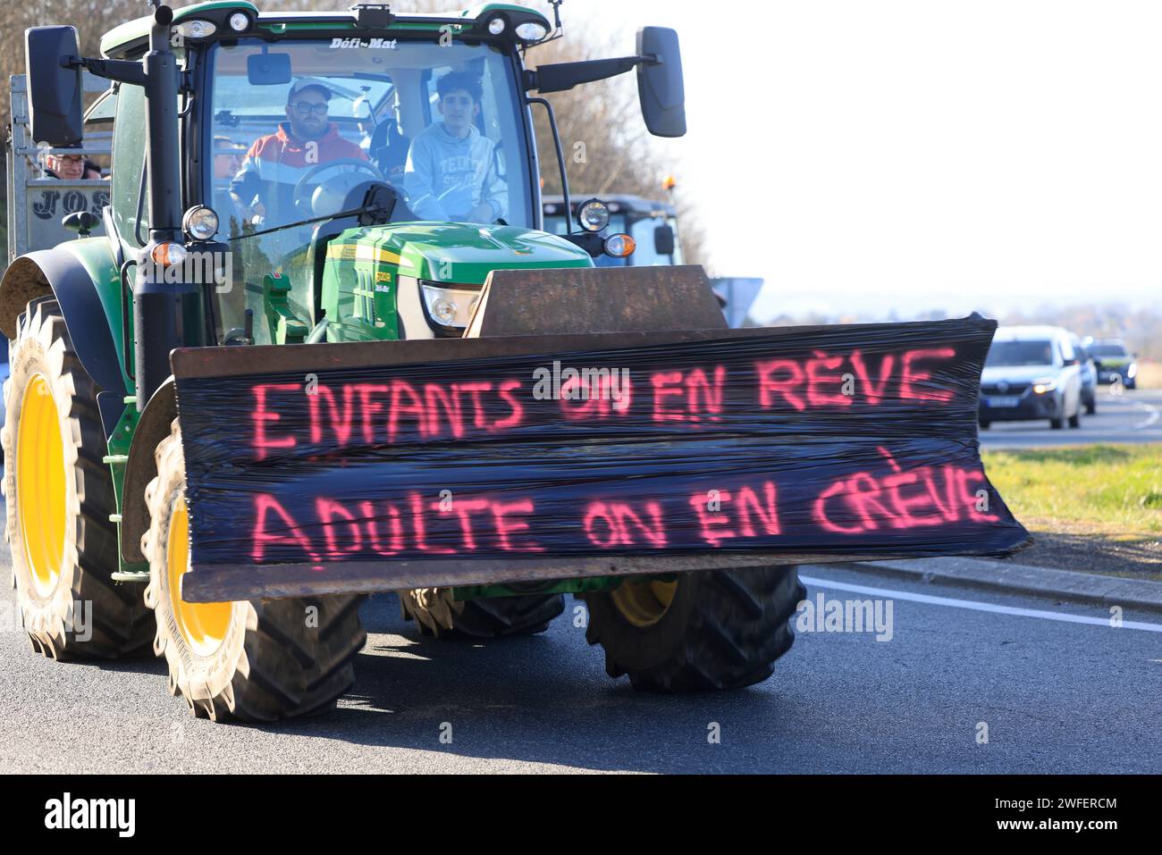 Ussac/Gare d'Aubazine, Francia. 30 gennaio 2024. Rabbia e manifestazioni da parte degli agricoltori in Francia. Gli agricoltori di Corrèze lasciano l'autostrada A20 che bloccano per effettuare un'ispezione presso un'azienda specializzata nella trasformazione e commercializzazione della frutta a guscio. Vogliono controllare la proporzione di noci francesi rispetto a quelle importate da paesi stranieri che non sono soggette alle stesse norme. Ussac/Gare d'Aubazine, Corrèze, Limousin, nuova Aquitania, Francia, Europa. Foto di Hugo Martin/Alamy Live News. Foto Stock