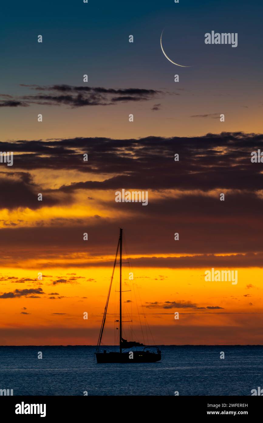 Barca a vela in mare con luna crescente, Baja California Sur, Messico Foto Stock