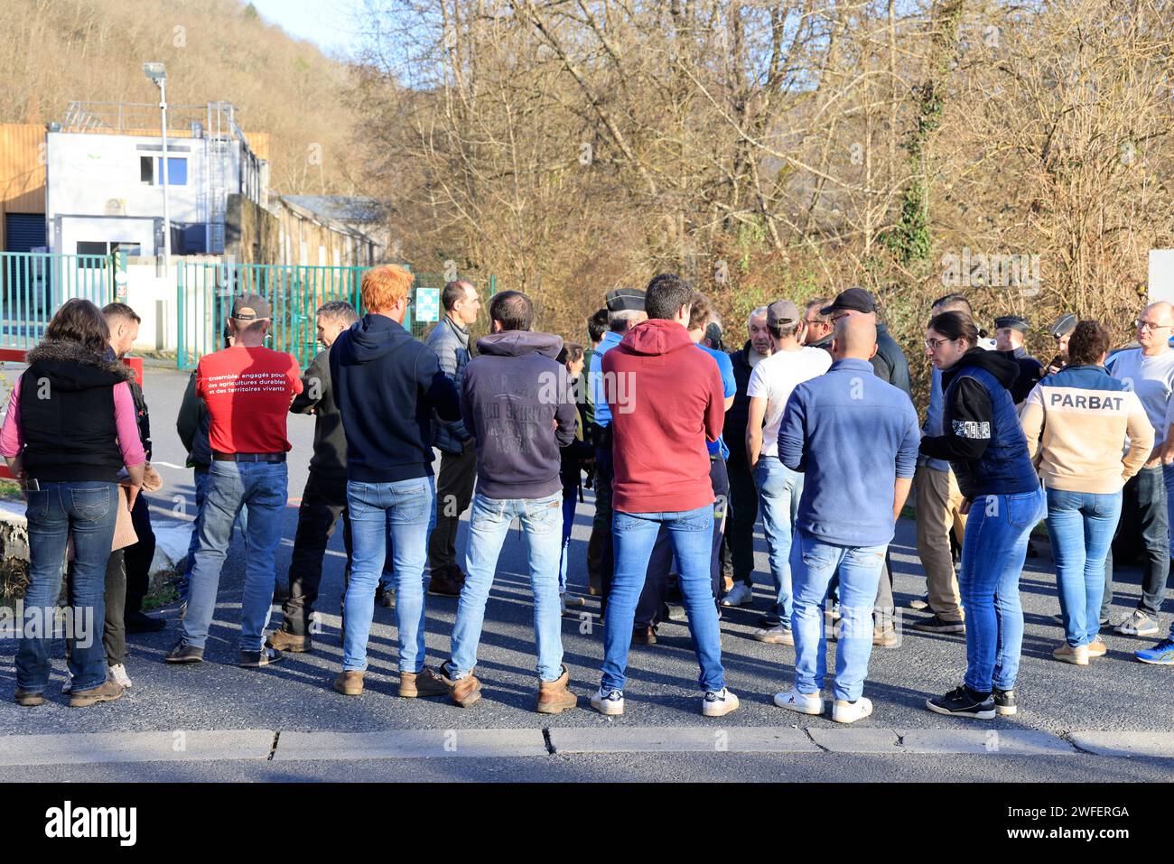 Ussac/Gare d'Aubazine, Francia. 30 gennaio 2024. Rabbia e manifestazioni da parte degli agricoltori in Francia. Gli agricoltori di Corrèze lasciano l'autostrada A20 che bloccano per effettuare un'ispezione presso un'azienda specializzata nella trasformazione e commercializzazione della frutta a guscio. Vogliono controllare la proporzione di noci francesi rispetto a quelle importate da paesi stranieri che non sono soggette alle stesse norme. Ussac/Gare d'Aubazine, Corrèze, Limousin, nuova Aquitania, Francia, Europa. Foto di Hugo Martin/Alamy Live News. Foto Stock