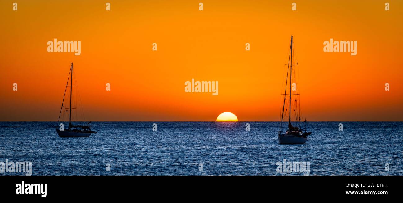 Barche a vela in mare, sole nascente, Baja, California Sur, Messico Foto Stock