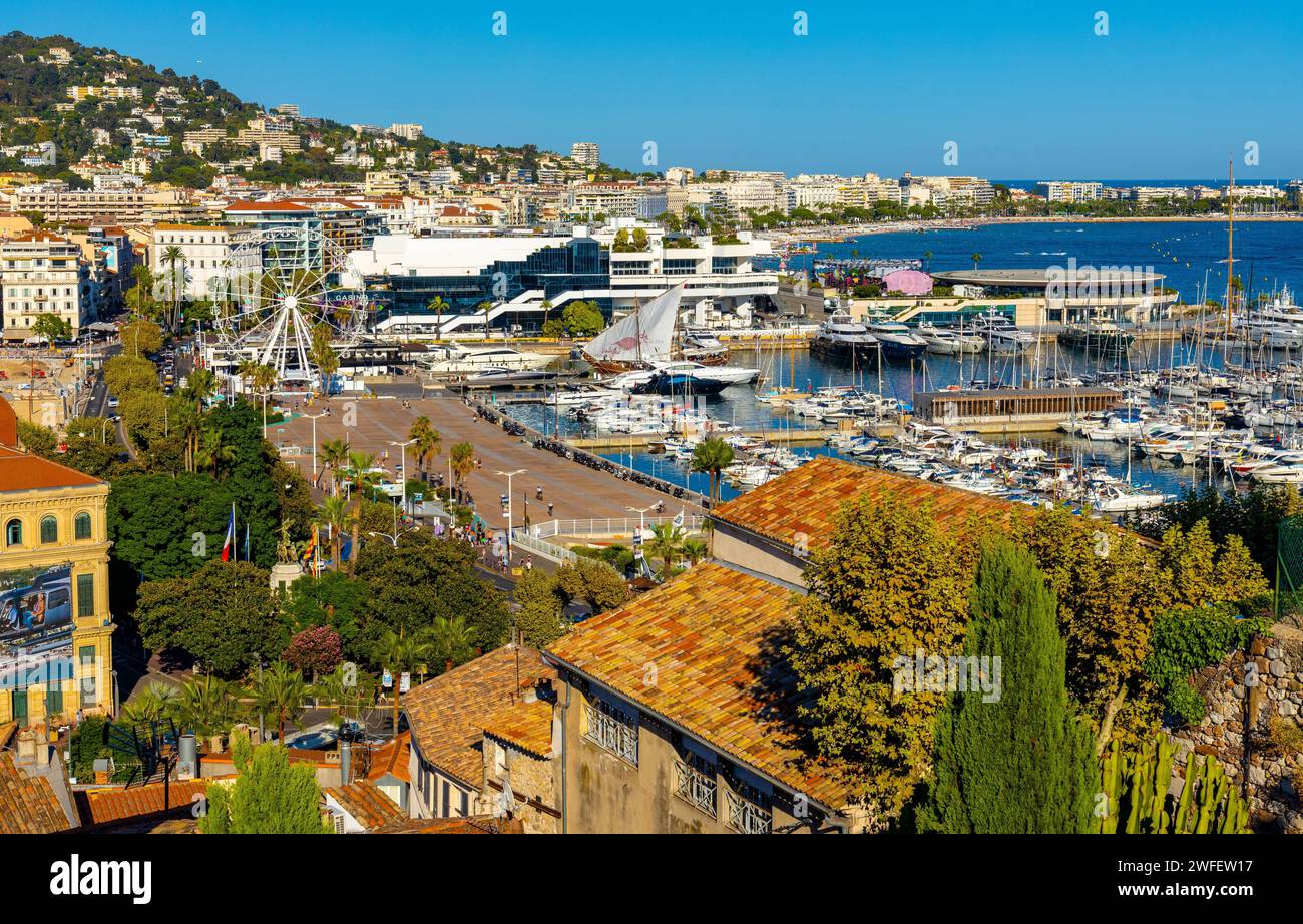 Cannes, Francia - 31 luglio 2022: Centro di Cannes con porto per yacht e porticciolo e festival del cinema Palazzo dei Festival e Congressi in Boulevard de la Foto Stock