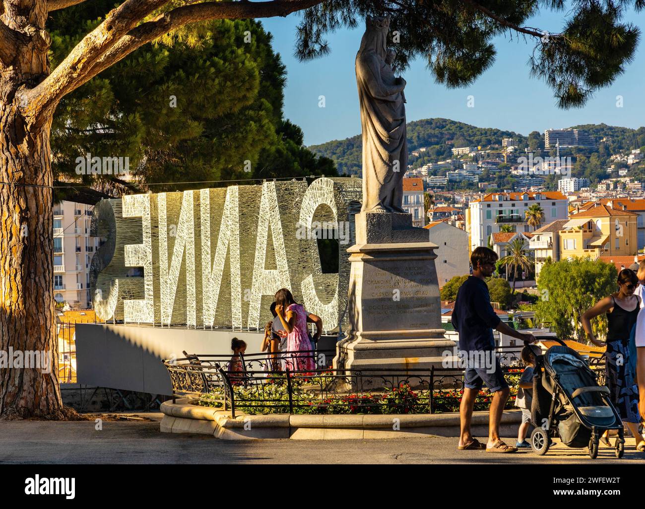 Cannes, Francia - 31 luglio 2022: La collina del castello della città vecchia con il simbolo di Cannes e il panorama del centro della città sulla Costa Azzurra del Mediterraneo Foto Stock