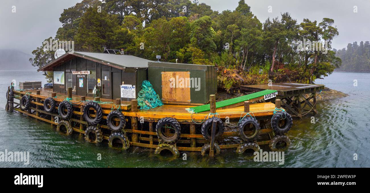 Giornata piovosa al Blanket Bay Hotel, un deposito commerciale di rifornimenti di pesca e rifornimento situato a Doubtful Sound, Fiordland, nuova Zelanda, South Island Foto Stock