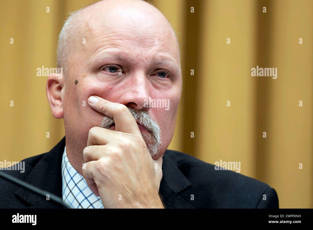 Washington, Stati Uniti. 30 gennaio 2024. Presidente della sottocommissione giudiziaria della camera sulla Costituzione e rappresentante del governo limitato Chip Roy, R-TX, guarda durante una sottocommissione giudiziaria della camera sulla Costituzione e governo limitato sul confine meridionale presso il Campidoglio degli Stati Uniti a Washington, DC martedì 30 gennaio 2024. Foto di Bonnie Cash/UPI credito: UPI/Alamy Live News Foto Stock