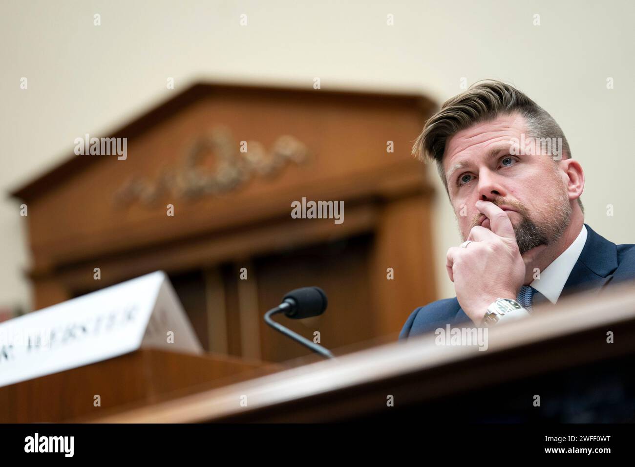 Washington, Stati Uniti. 30 gennaio 2024. Il primo Assistente Procuratore generale del Texas Brent Webster esamina durante una sottocommissione giudiziaria della camera sulla Costituzione e il governo limitato al confine meridionale presso il Campidoglio degli Stati Uniti a Washington, DC martedì 30 gennaio 2024. Foto di Bonnie Cash/UPI credito: UPI/Alamy Live News Foto Stock