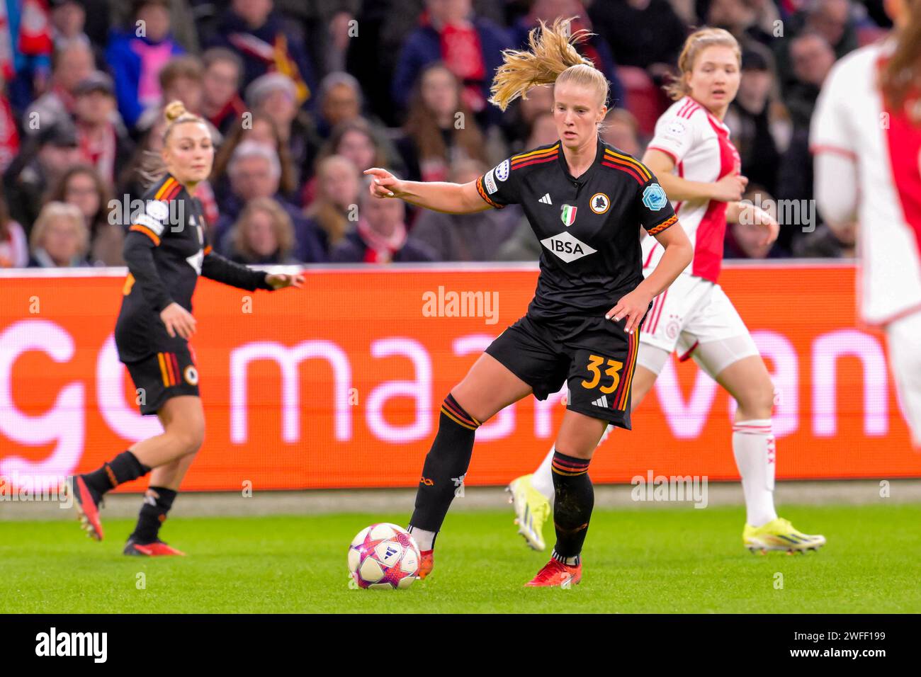 Amsterdam Duivendrecht, Paesi Bassi. 30 gennaio 2024. AMSTERDAM-DUIVENDRECHT, PAESI BASSI - GENNAIO 30: Zara Kramzar dell'AS Roma corre con la palla durante la partita UEFA Women's Champions League - gruppo C tra AFC Ajax e AS Roma allo Sportpark De Toekomst il 30 gennaio 2024 ad Amsterdam-Duivendrecht, Paesi Bassi. (Foto di Jan Mulder/Orange Pictures) credito: Orange Pics BV/Alamy Live News Foto Stock