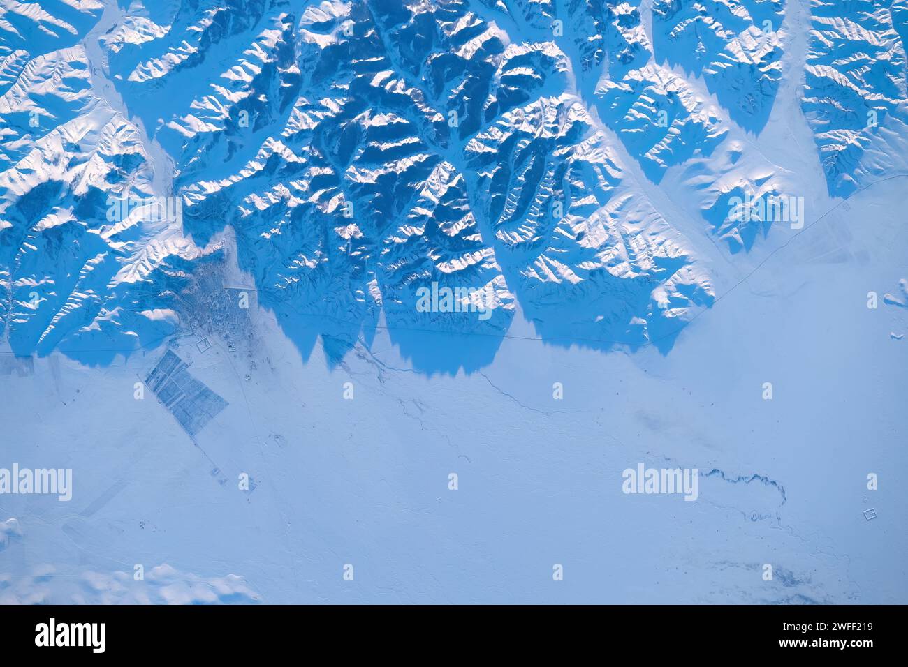 Terra di montagna innevata in Mongolia Foto Stock