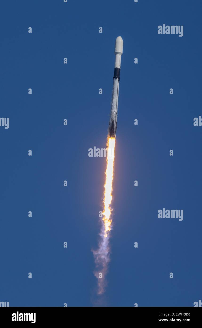 Foto di lancio 12:07 della prima astronave cargo Cygnus Northrop Grumman piena di 8.200 chili di scienza, duro, cibo e vestiti alla ISS trasportata da un razzo SpaceX Falcon 9 per NASA Cape Canaveral Florida SLC-40 Brevard County USA (foto di Scott Schilke/Sipa USA) credito: SIPA USA/Alamy Live News Foto Stock