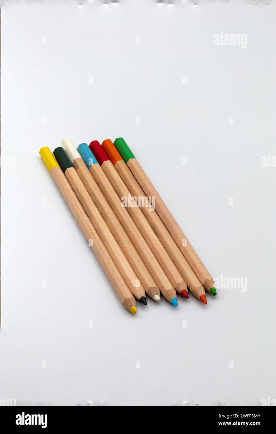 fotografia di penne di colori diversi su sfondo bianco Foto Stock