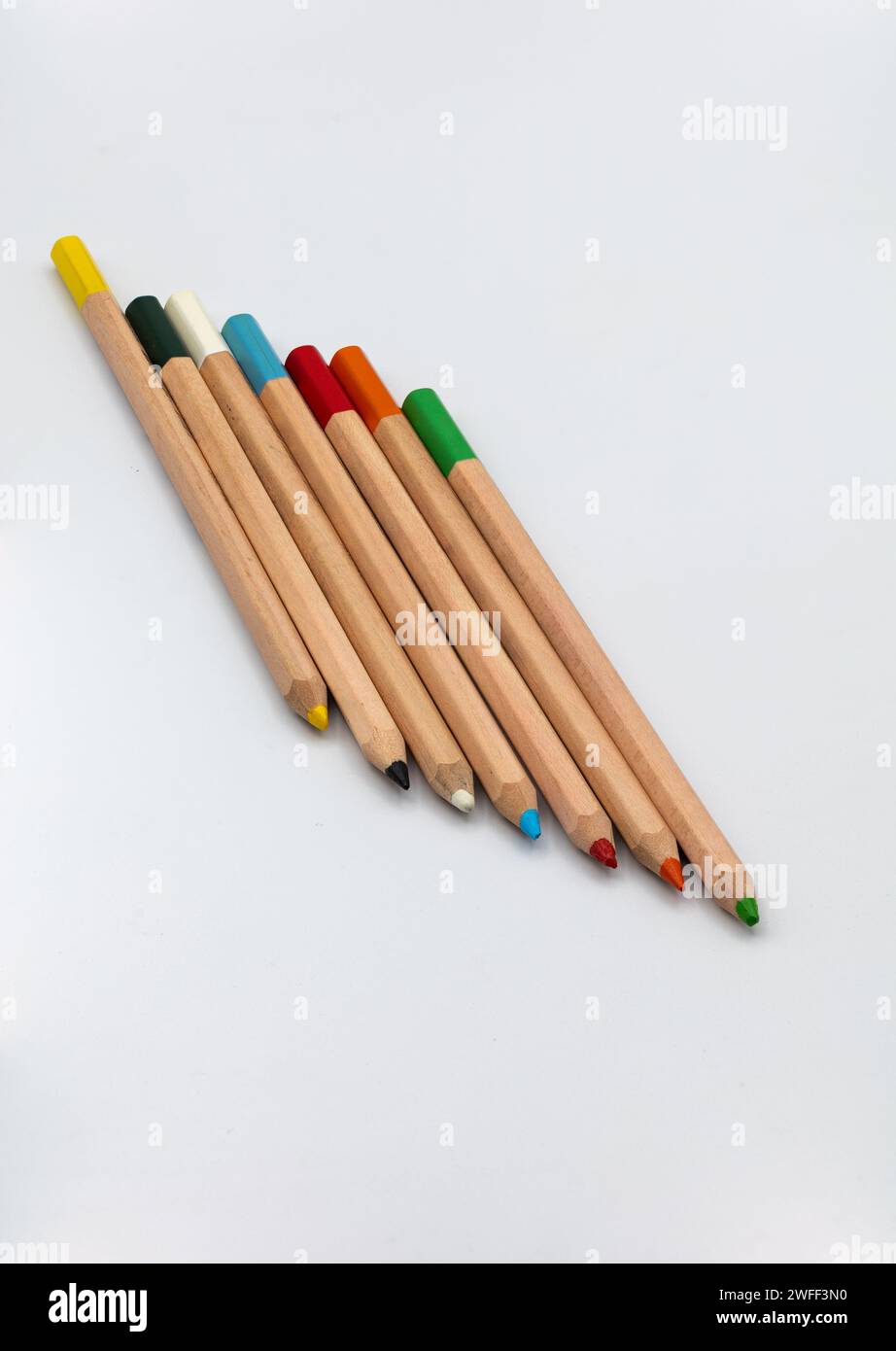 fotografia di penne di colori diversi su sfondo bianco Foto Stock
