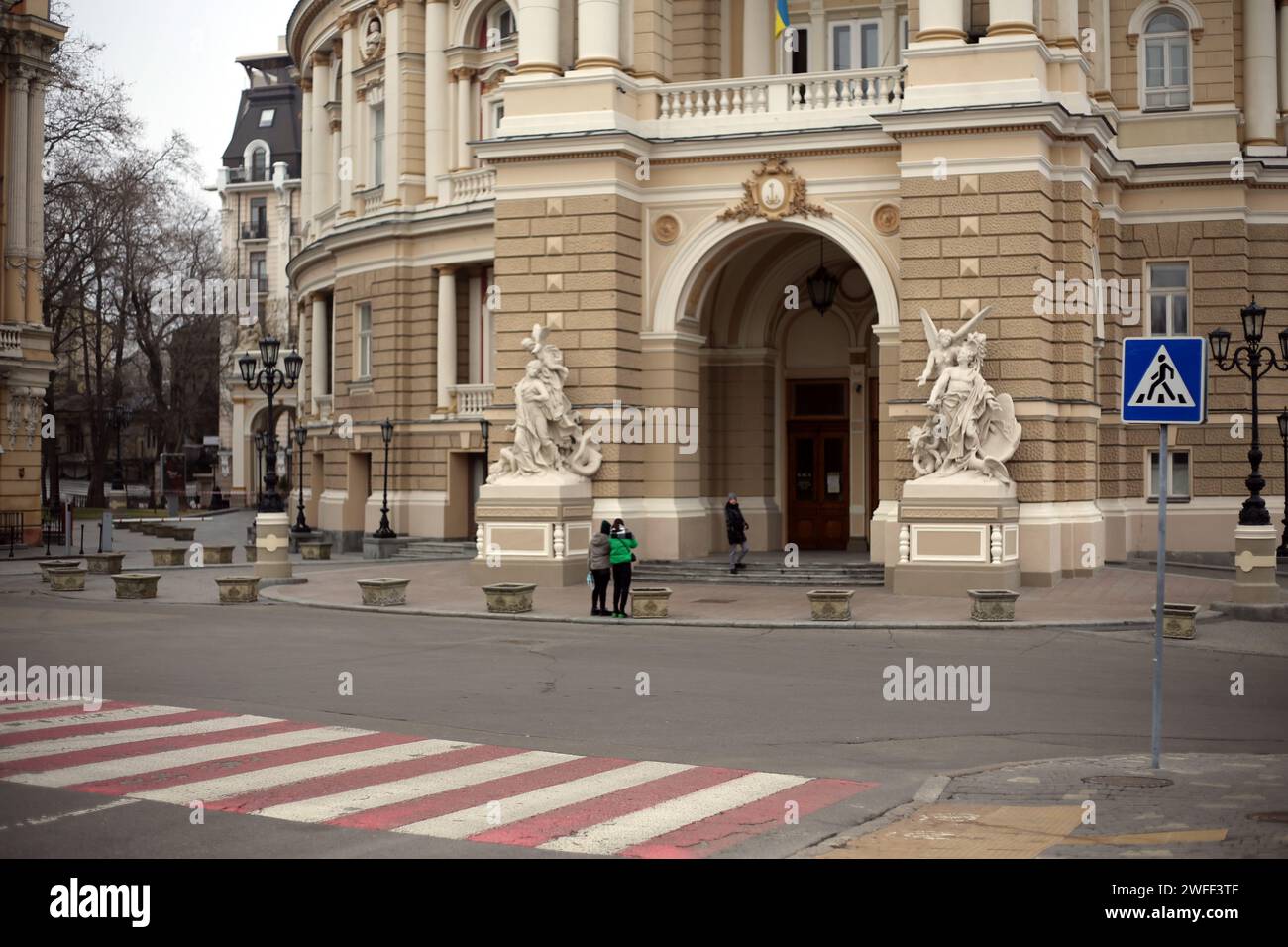 Odessa, Ucraina. 30 gennaio 2024. Un gran numero di gabbiani è visibile sulla spiaggia di Lanzheron nonostante la guerra in corso con la Federazione Russa, la gente si gode la vita quotidiana. (Foto di Viacheslav Onyshchenko/SOPA Images/Sipa USA) credito: SIPA USA/Alamy Live News Foto Stock