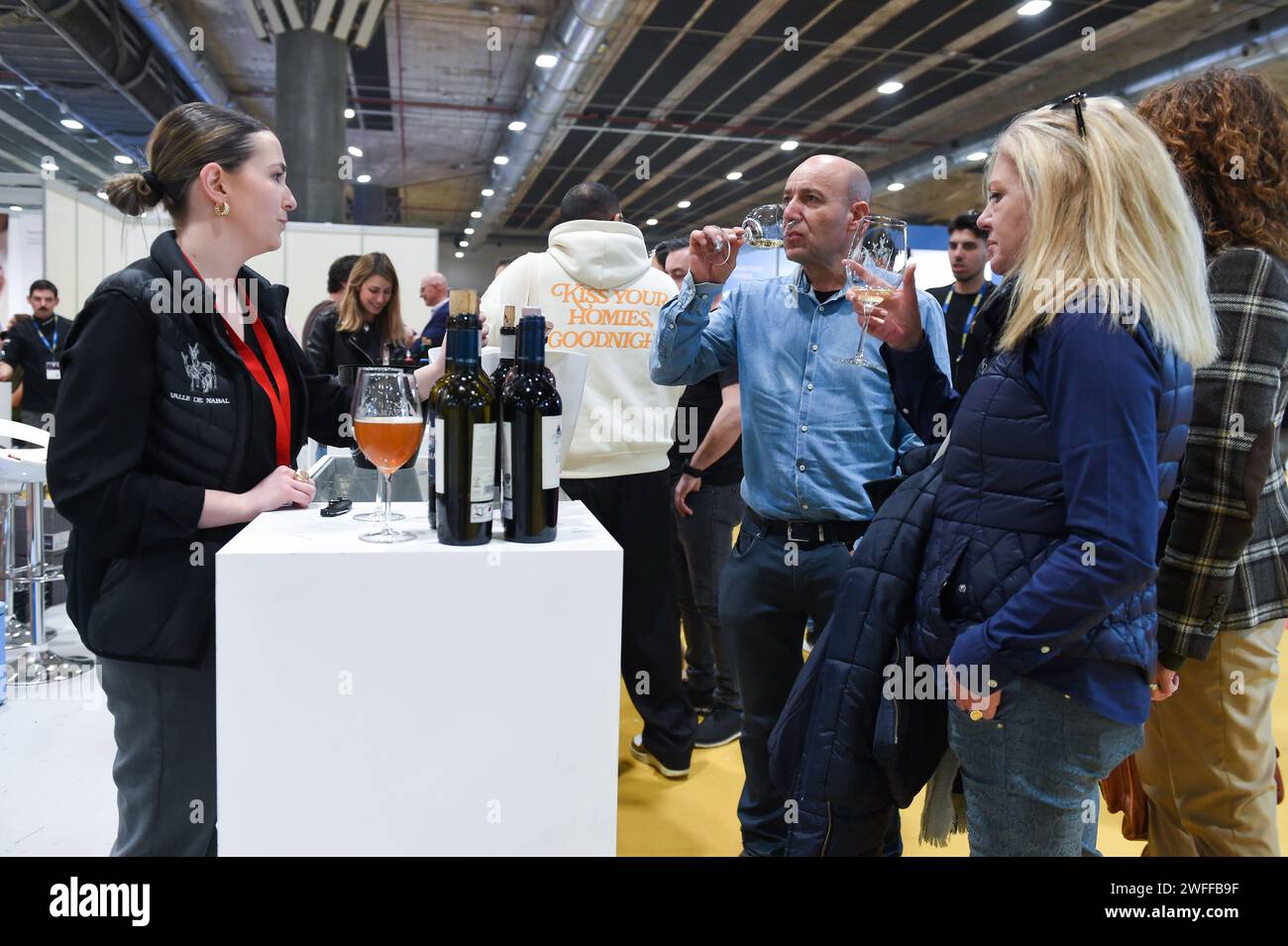 Madrid, Spagna. 30 gennaio 2024. I visitatori assaggeranno il vino alla 22° Madrid Fusion a Madrid, Spagna, il 30 gennaio 2024. Madrid Fusion, una fiera internazionale della gastronomia, ha preso il via il lunedì e si svolgerà fino a mercoledì. Crediti: Gustavo Valiente/Xinhua/Alamy Live News Foto Stock