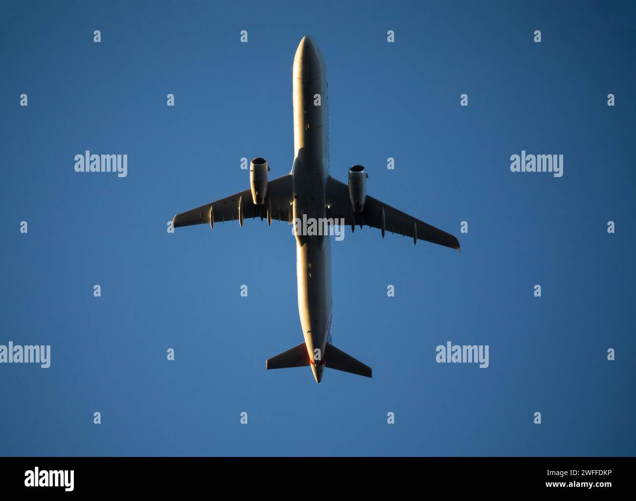 Un aereo di linea commerciale vola a bassa quota poco dopo il decollo. Foto Stock