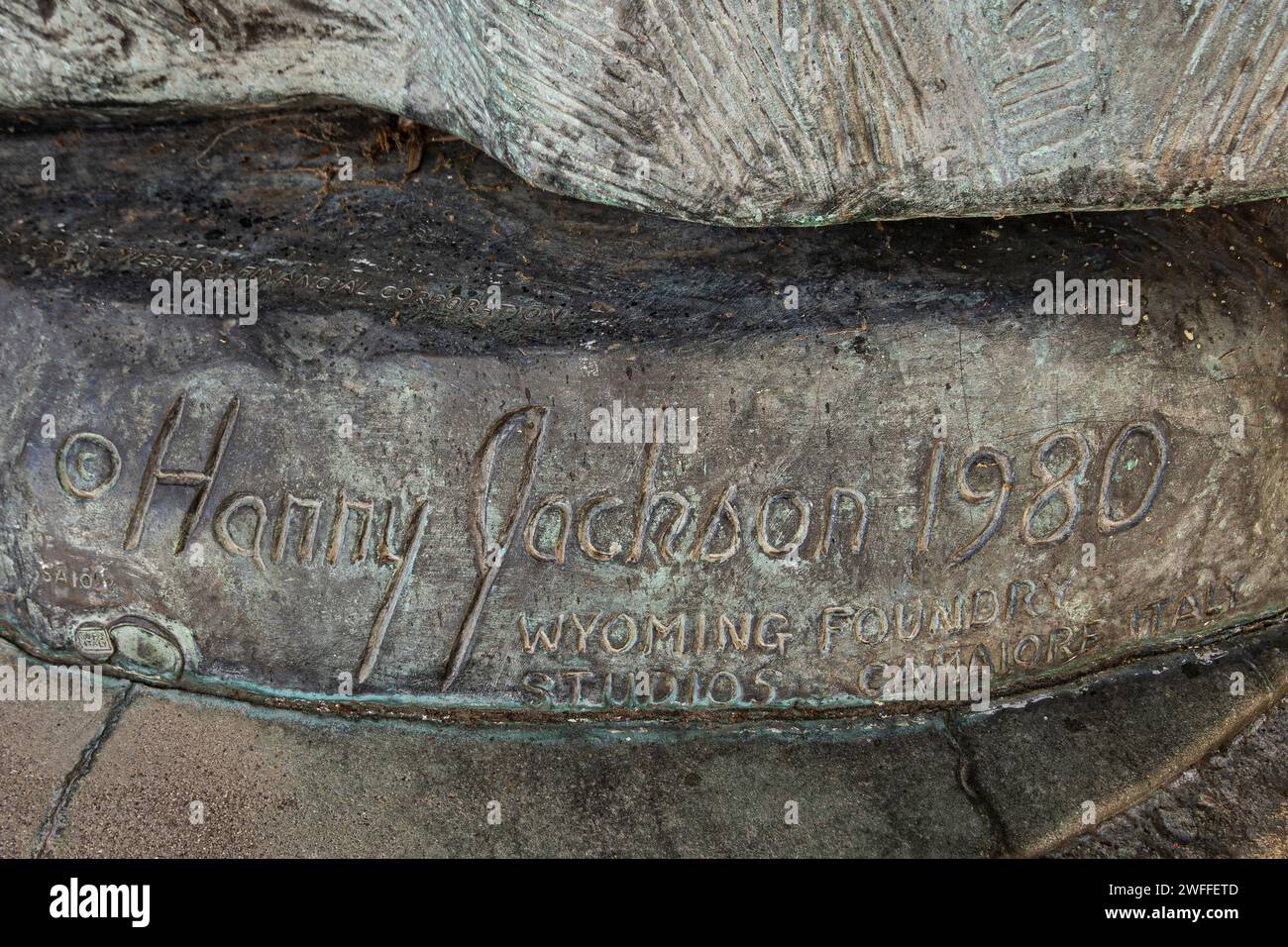 Santa Barbara, CA, Stati Uniti d'America - 19 gennaio 2024: Harry Johnson nome dell'artista sulla statua di bronzo verde di Juana Maria con bambino. Donna solitaria dell'isola di San Nicolas Foto Stock