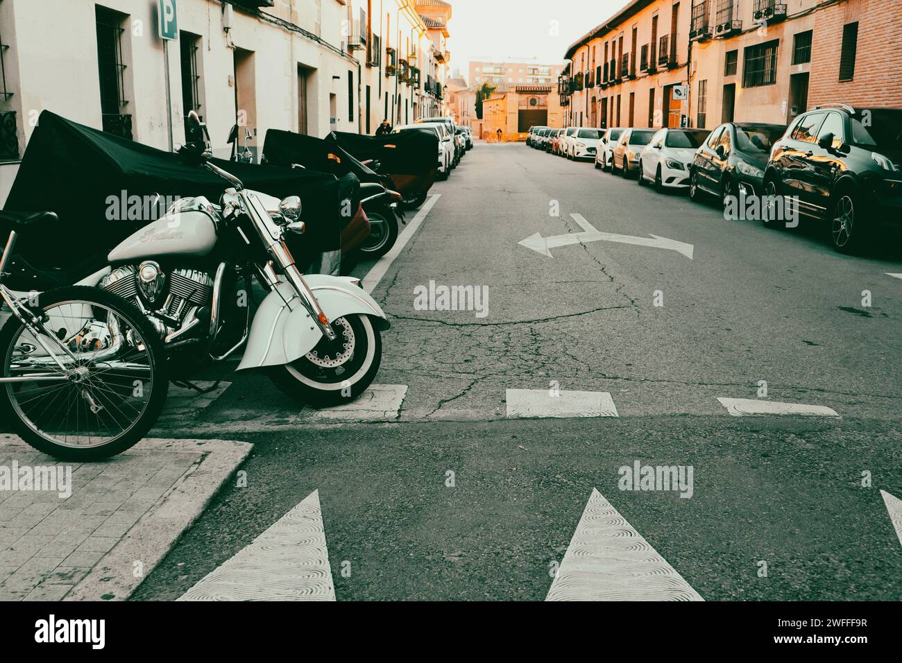 Madrid, Spagna. 1 maggio 2023 bici da capo indiano. La moto bianca e nera è parcheggiata in una strada cittadina. Trasporto vintage classico retrò. Stile di vita dei motociclisti. Foto Stock