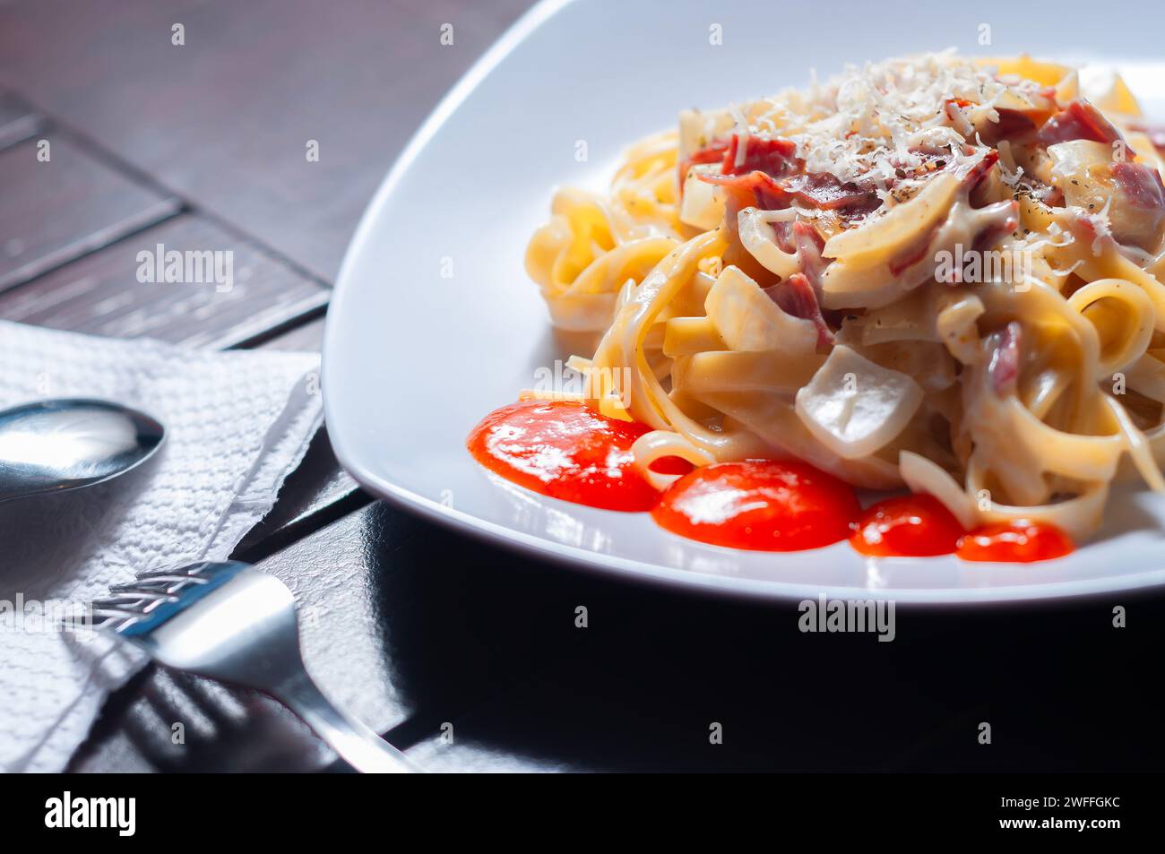 Le fettuccine carbonara sono un piatto tipico italiano, ovvero la pasta a base di fettuccine e salsa alla carbonara Foto Stock