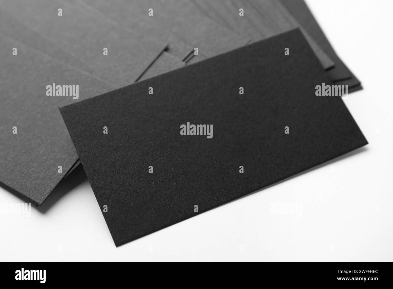 Biglietti da visita neri vuoti su sfondo bianco, primo piano. Mockup per il design Foto Stock