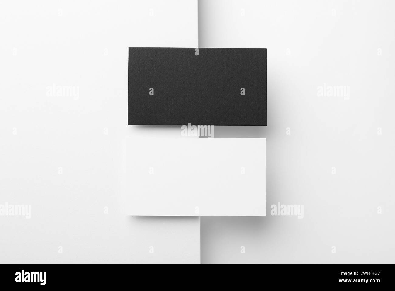 Biglietti da visita vuoti su sfondo bianco, orizzontale. Mockup per il design Foto Stock