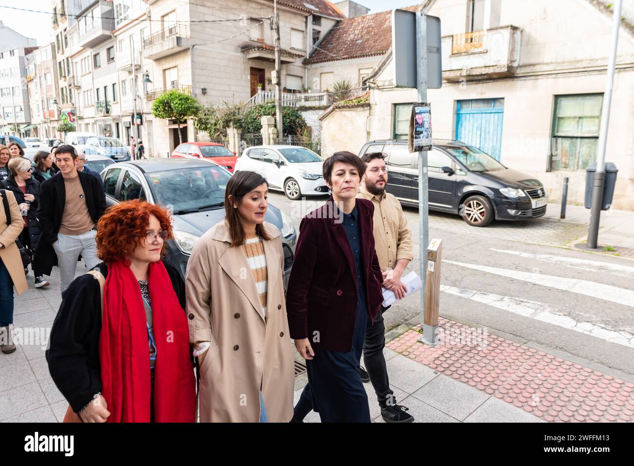 Moaña, Spagna. 30 gennaio. 2024: Elezioni speciali in Galizia. Il leader del Bloque Nacionalista Galego (BNG), Ana Pontón tiene un incontro con i rappresentanti della 'Plataforma en Defensa da Sanidade Pública de Moaña', che si concentrano da 113 settimane per chiedere il recupero delle emergenze sanitarie in questo consiglio comunale. Altri gruppi sociali che operano nel settore sociale e sanitario parteciperanno all'incontro. Crediti: Xan Gasalla/Alamy Live News Foto Stock