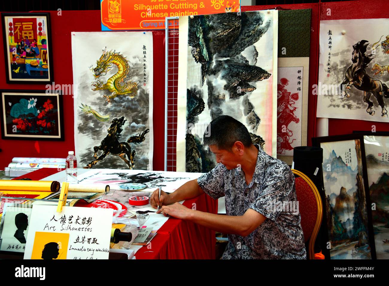 Singapore, 26 gennaio 2024. Chinatown, un artista cinese al lavoro al mercato, in grado di dipingere un quadro sul posto. Foto Stock