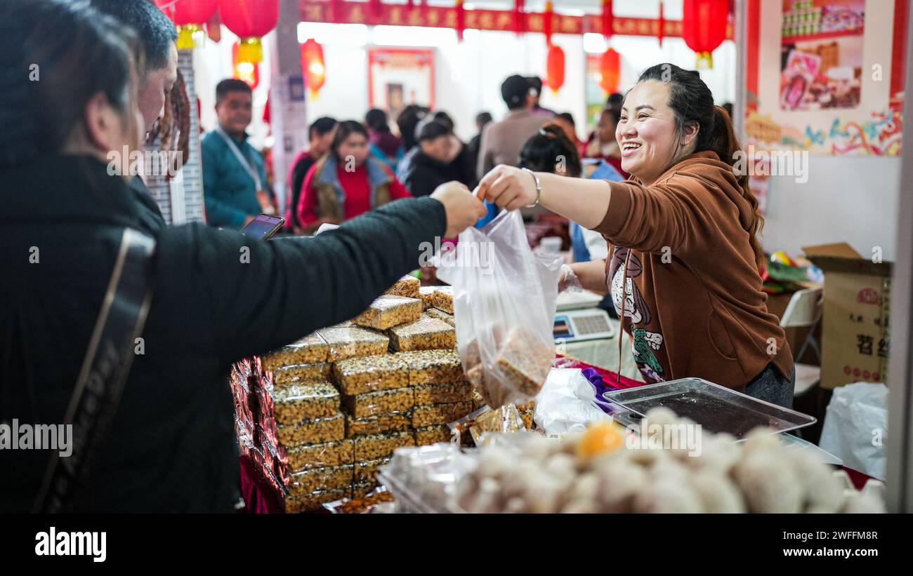 Guiyang, provincia cinese di Guizhou. 30 gennaio 2024. La gente acquista prodotti durante una fiera in preparazione del prossimo Festival di primavera a Guiyang, nella provincia di Guizhou, nella Cina sud-occidentale, 30 gennaio 2024. Con l'avvicinarsi del Festival di Primavera, le fiere speciali con abbondanti forniture vengono allestite in diverse località della provincia per garantire ai residenti un'esperienza di shopping unica. Crediti: Tao Liang/Xinhua/Alamy Live News Foto Stock